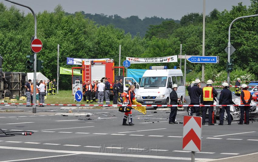 Schwerer Unfall mit Reisebus Lohmar Donrather Dreieck P161.JPG